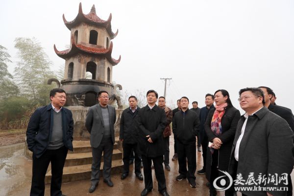 （李荐国一行认真察看了仙女寨及周边的生态环境状况）