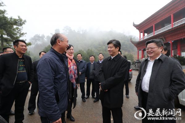 （李荐国对仙女寨村支书说，要把群众的积极性调动起来，与党委政府一起干，同心协力保护好生态环境、建设美好家园）