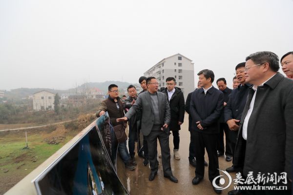 （李荐国察看了犁头嘴的地形地貌，了解整个片区的环境状况等）