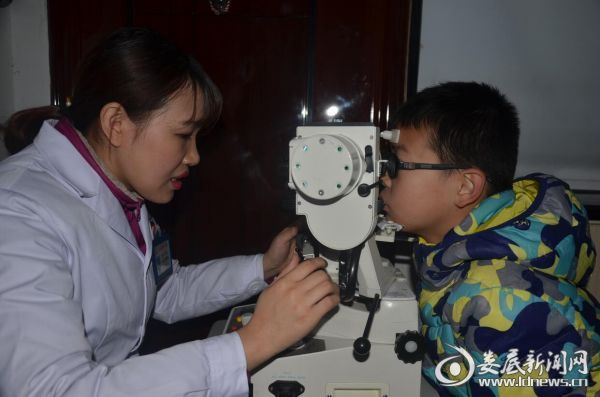 娄底爱尔视觉康复训练师张盼正在为患者做视功能的检测