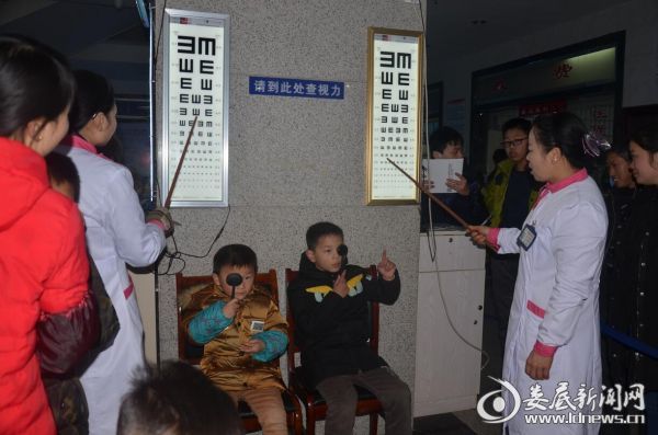 小朋友正在接受视力检查