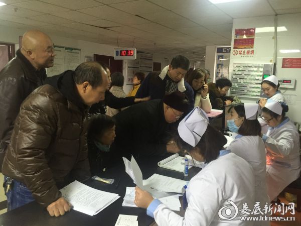 住院部的医务人员正在为参加“光明行”活动的老人办理入院手续