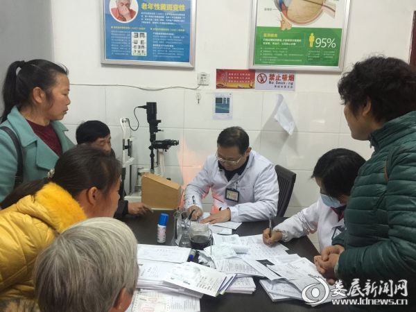 娄底爱尔眼科医院副院长刘文雄正在为白内障患者问诊