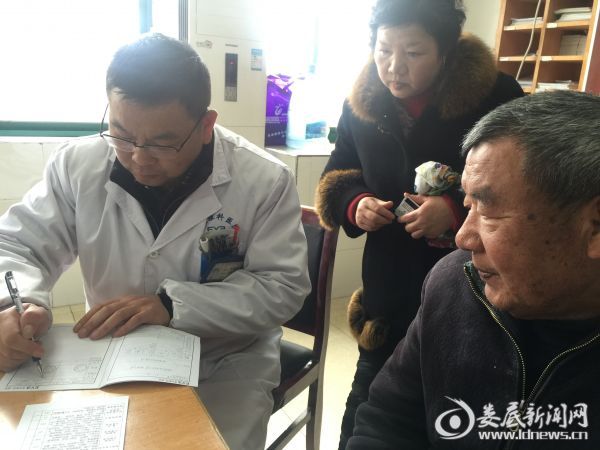 娄底爱尔眼科医院白内障中心主任廖冠雄正在为患者开具诊断证明