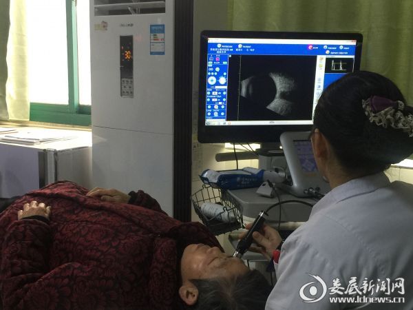 参加“光明行”活动的患者正在接受术前检查