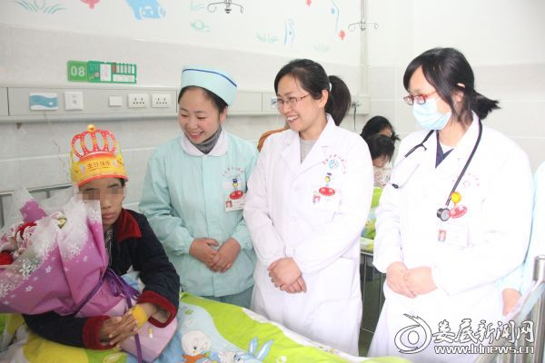 医护人员为杨杨过生日