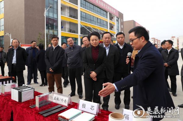 图二，在三迅，代表团认真考察了公司的现代化生产车间，详细了解了企业产品等情况