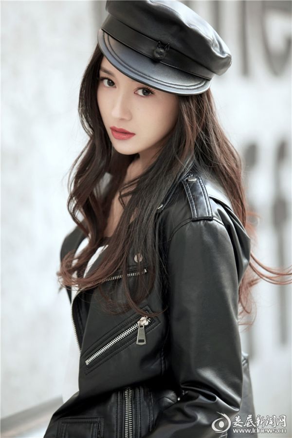 李若宁冬日街拍曝光 帅气随性演绎时尚之美