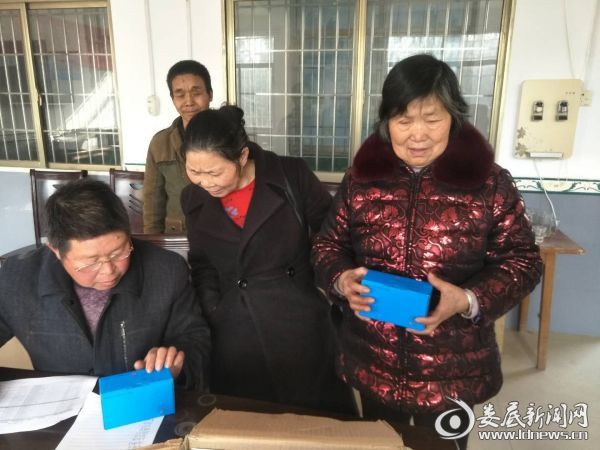 扶贫村发放手机1