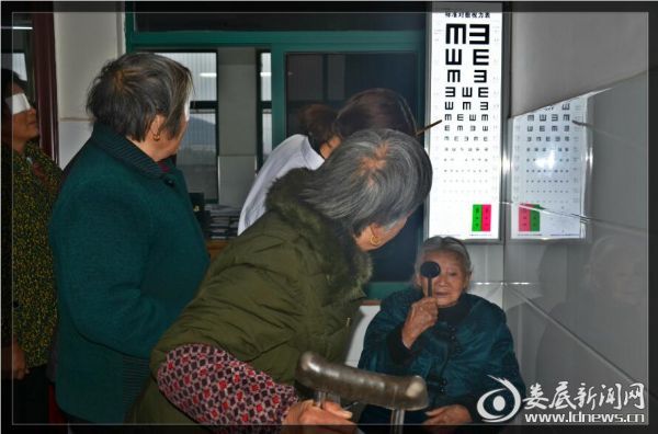谢春贞老人手术第二天正在接受视力检查