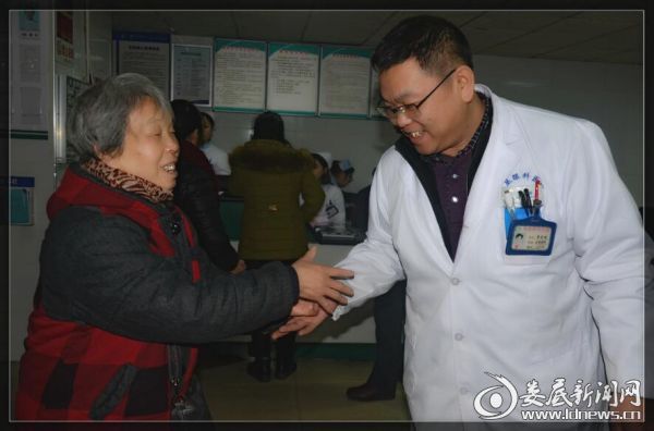 白内障患者家属向娄底爱尔眼科医院白内障中心主任廖冠雄表示深深感谢