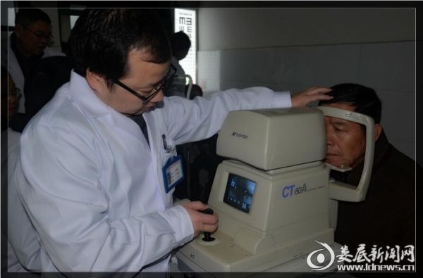 首批受益于“光明行”社会公益活动的患者正在接受眼术后部恢复情况检查