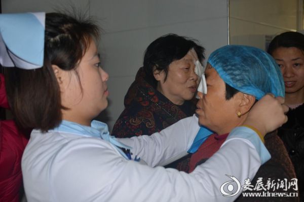 娄底爱尔眼科医院医护人员为白内障手术患者穿戴手术服