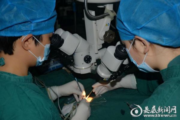手术室内医务人员正在为白内障患者进行手术