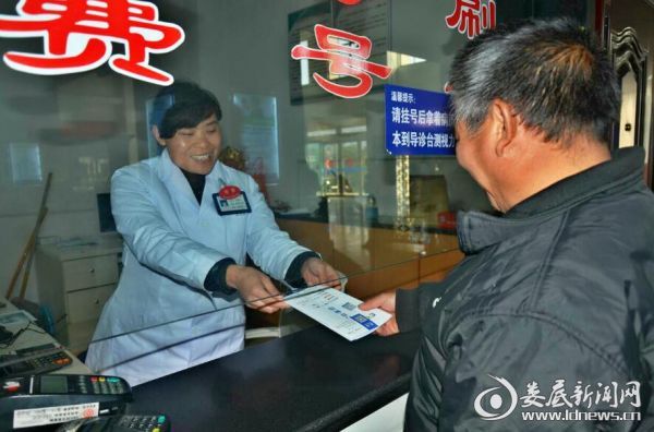娄底爱尔眼科医院的工作人员热情的为白内障患者凌树业办理出院手续