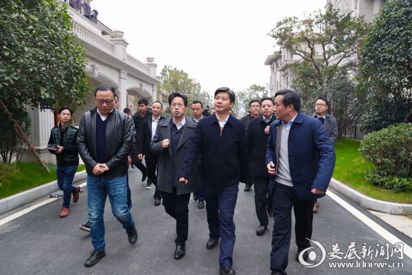 李荐国一行首先来到碧桂园_豪园，了解项目的进展情况和楼盘的销售情况