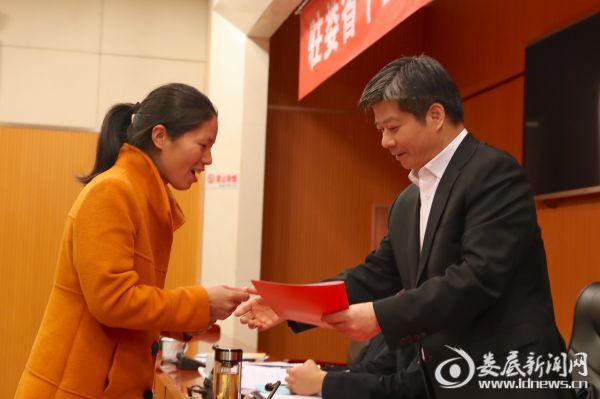 驻娄省十三届人大代表向李荐国递交忠诚履职承诺书