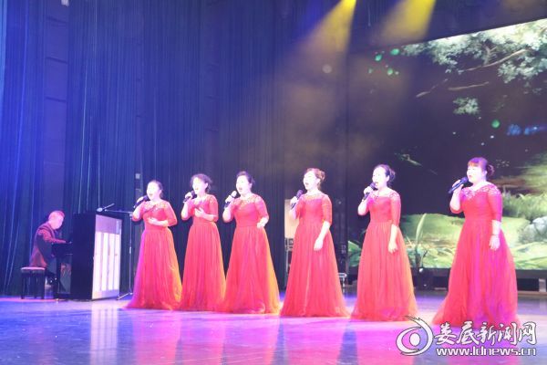 女生小组唱《山楂树 小路》