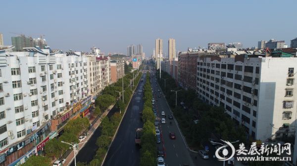 航拍-湘阳街细粒摊铺01