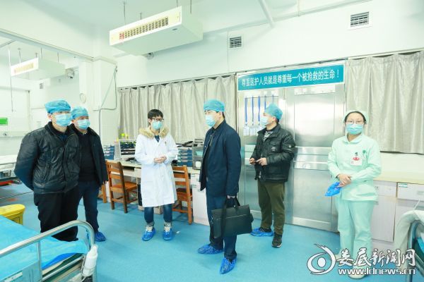 专家一行在卒中病房参观