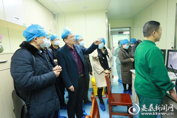 专家一行在介入导管室参观