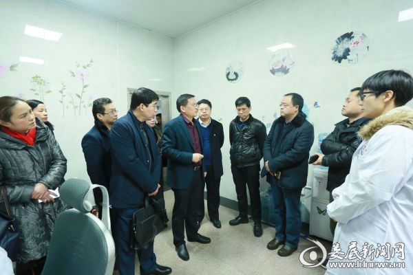 专家一行在卒中CT室参观.