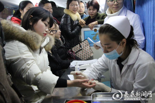 （无偿献血现场）