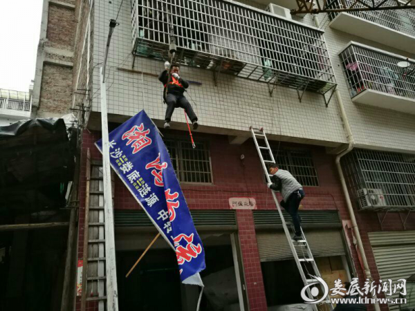 （工作人员拆除货运公司招牌）