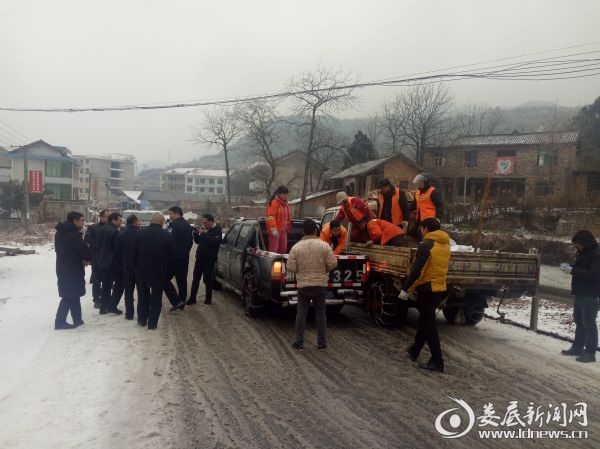 慰问一线工作人员后离开