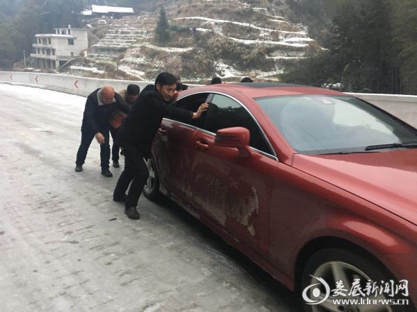 罗崛帮助受困车辆推车