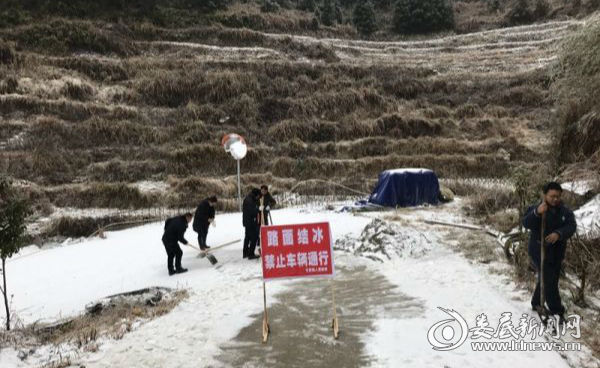老百姓自主组织除冰