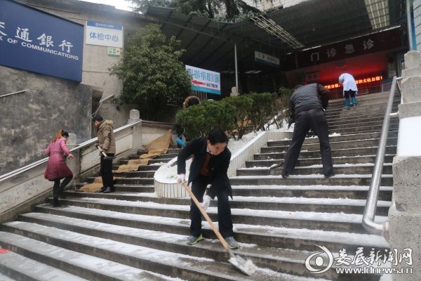 党委书记罗建国扫雪照片