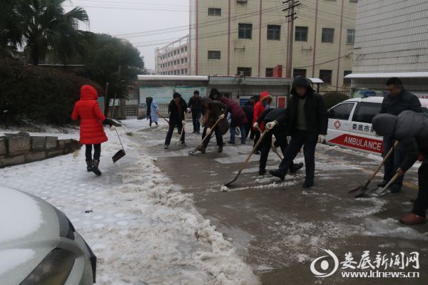 干部职工扫雪照片