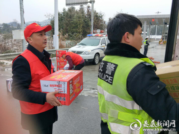 党组书记、局长肖赞东给受困旅客送上食品d