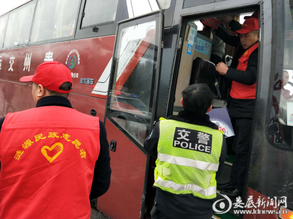 给受困旅客送上食品 f