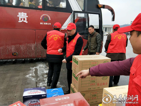 给受困旅客送上食品