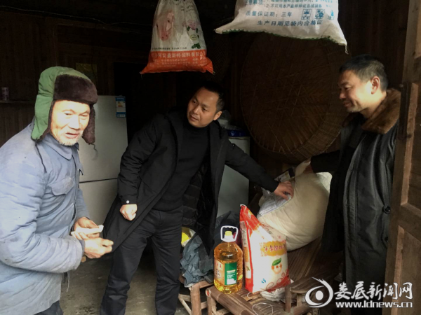 (向困难群众发放生活物资)