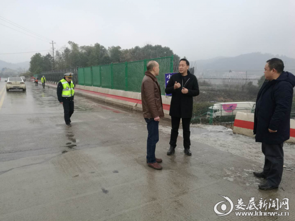 (副县长黄祥光在S210,S209沿线路段巡视、排除隐患地段)