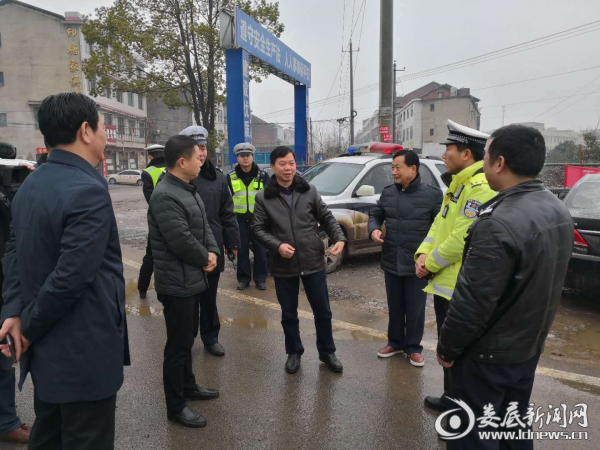 (与当地执勤民警交流了解实时情况)