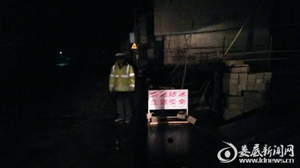 （深夜民警坚守岗位）