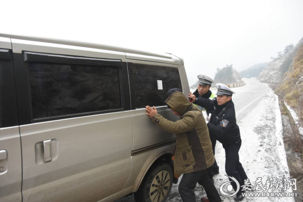 （民警为被困群众推车）