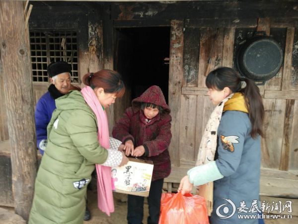 （大熊山林场慰问困难群众）