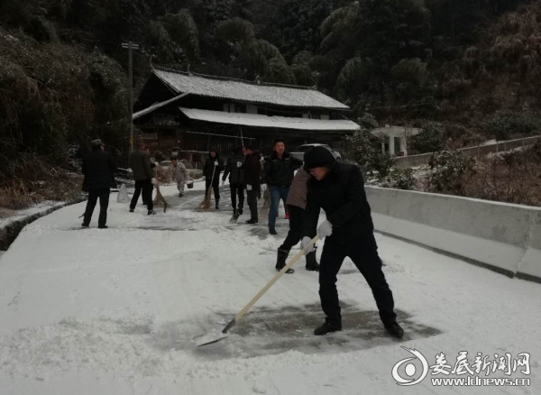 （铲除路面冰雪）