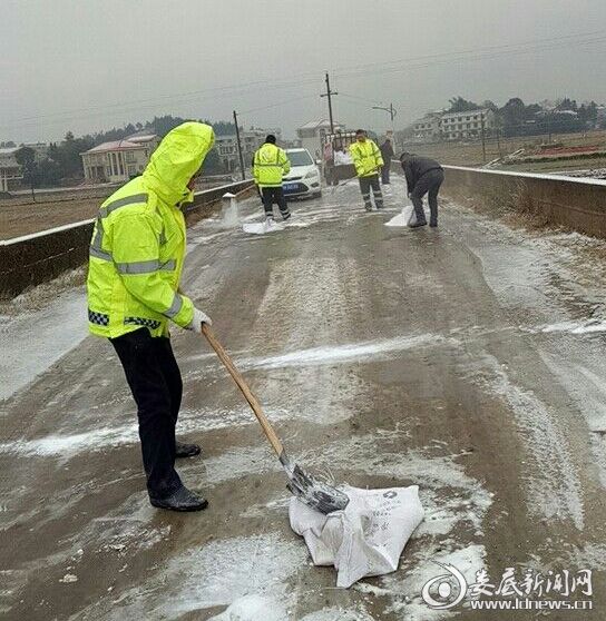 (清除路面冰雪)