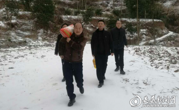 （为贫困户发放生活物资）