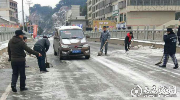 （组织党员干部铲除路面冰层和积雪）