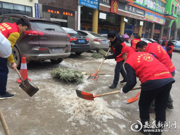 图为财政局干部职工在帮扶社区火车站社区铲雪