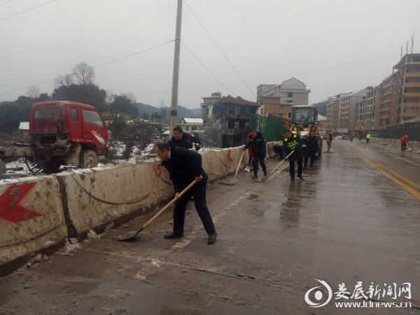 S217线娄新高速跨线桥除冰