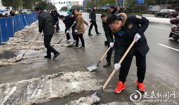（志愿者铲除冰雪）