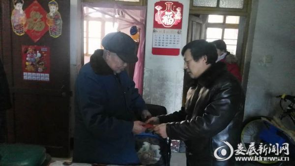 （市社党组副书记、监事会主任谭平贵慰问困难群众）